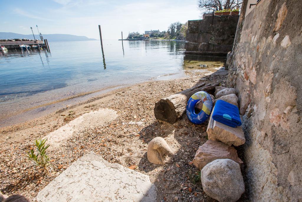 Il Batti Apartment Water Front And Private Beach Toscolano Maderno Exteriör bild